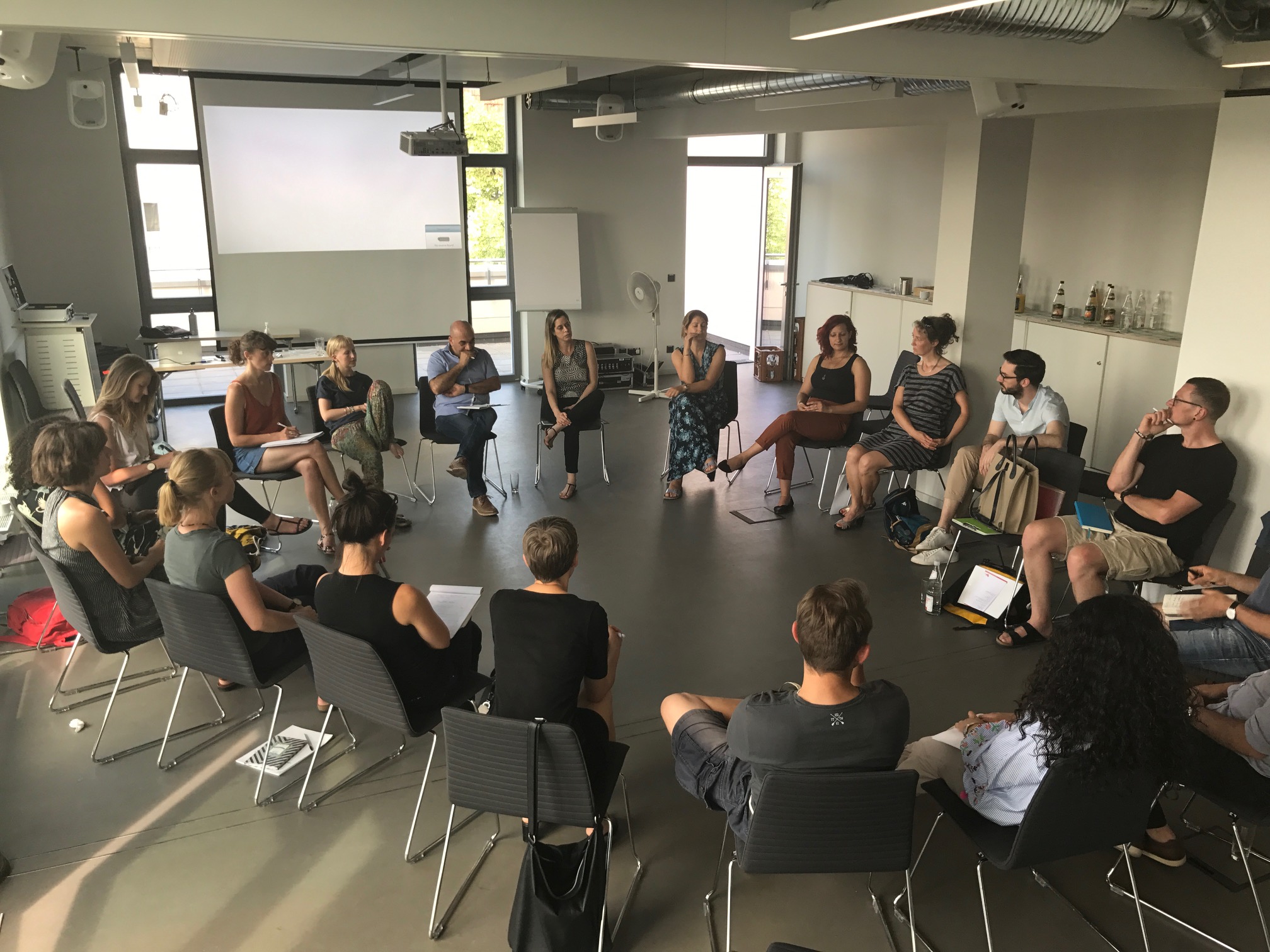 Teilnehmer des Basistrainings zur Neuen Autorität mit Idan Amiel auf dem Pfefferbger 2018 sitzen im Kreis.